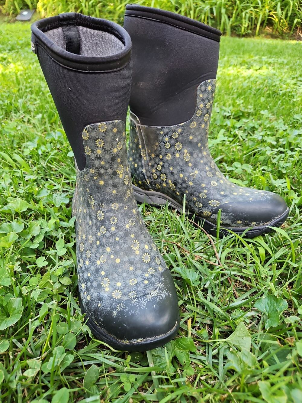 Bogs Womens Daisy Flower Boots Size 8 Black Floral